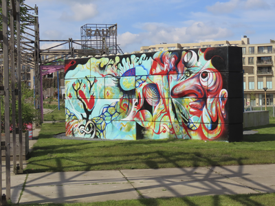 908874 Afbeelding van een graffitikunstwerk van Munir de Vries & Jamienee, op een met blokken gestapelde muur van een ...